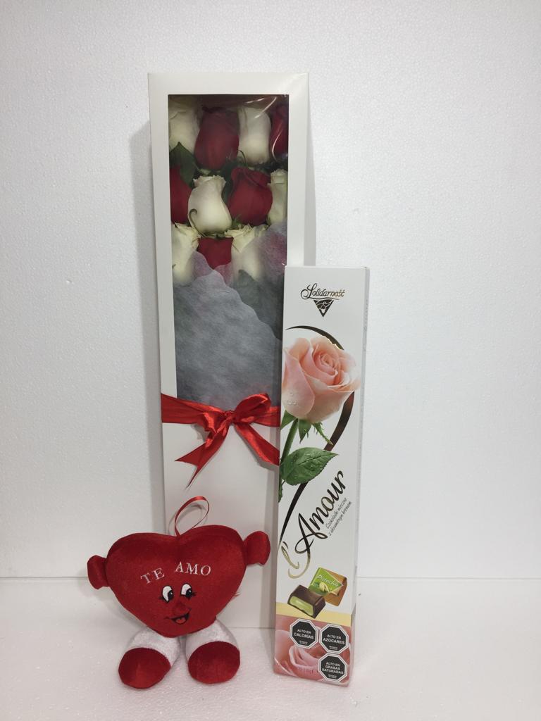 Caja con 12 Rosas ms Bombones de 116 Gramos y Peluche Corazn 19 cm